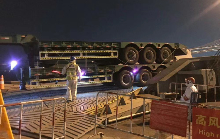 Shipment of the lowbed semi trailer